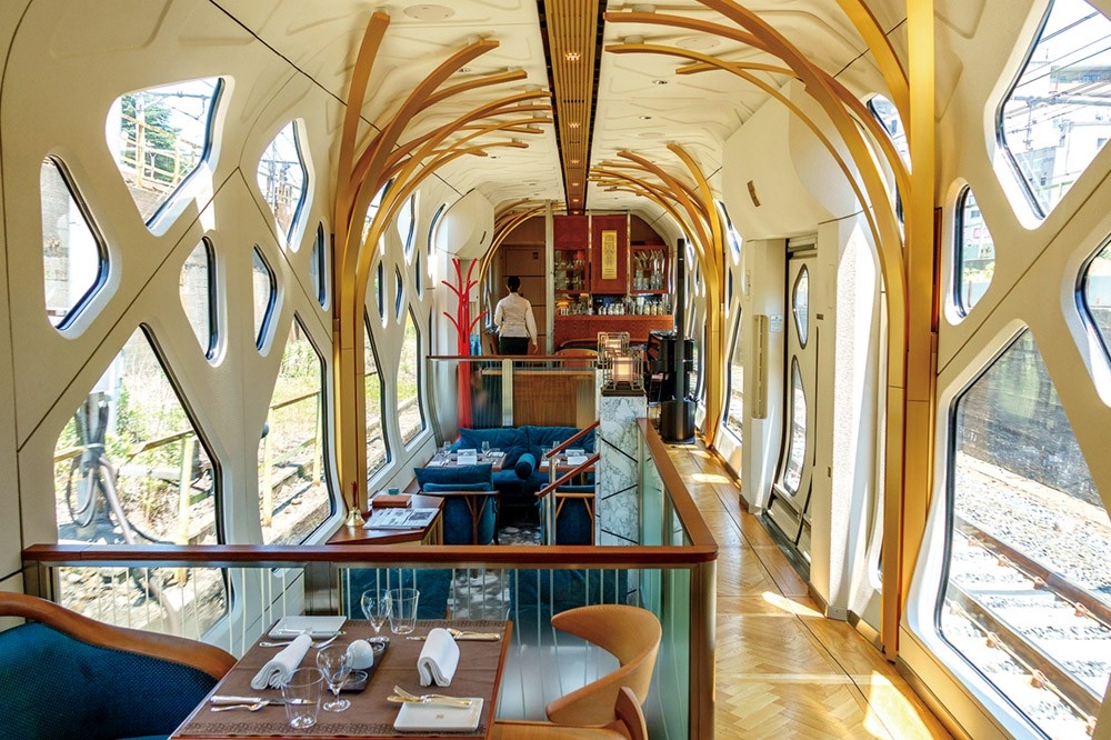 五號車廂交誼廳「林間流光」是四季島列車唯一的出入口，也是全車設計意象最為獨特鮮明的一節車廂。 （遠流提供）
